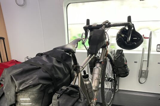 Dominic fiets op trein